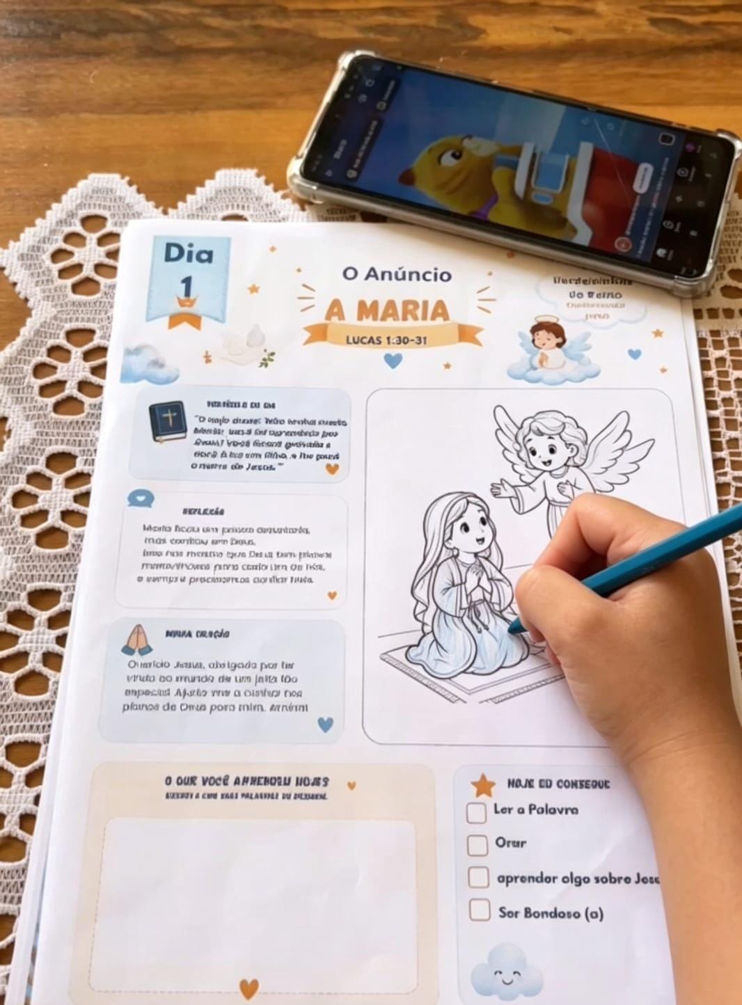 Criança pintando o desenho do devocional impresso